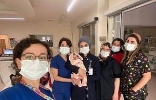 Annesinin terk ettiği bebeğe hastane personeli sahip...