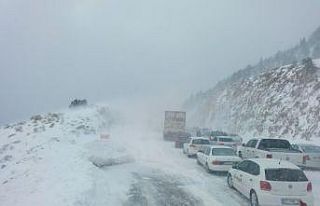 Antalya - Konya karayolunda kar kalınlığı 40 santimetreye...