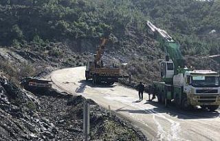 Antalya-Mersin karayolunda devrilen tırın dorsesi...