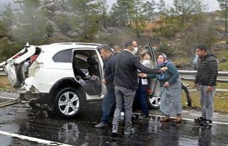 Antalya’da 4 aracın karıştığı kazadan sıcak...