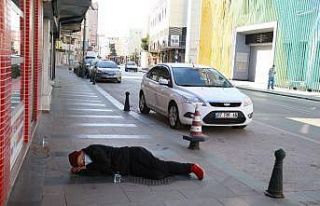 Antalya’da alkollü kişi, kaldırımda sızdı...