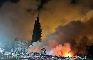 Antalya’da katı atık yangınında gökyüzü dumanla...