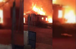 Antalya’da tek katlı ev alev alev yandı