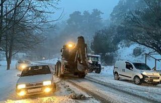 Antalya’da yolda kalan vatandaşlar iş makineleriyle...