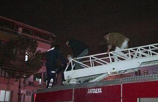 Apart otelde yangın: Mahsur kalan 2 kişiyi itfaiye...
