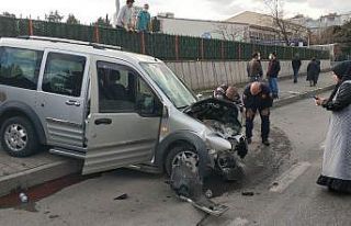 Araç duvara çarptı, sürücü şok geçiren kızını...