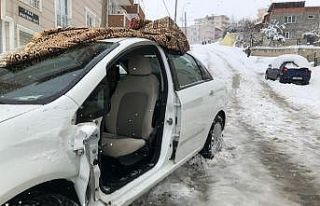 Aracının üzerinde biriken karı temizlerken otomobil...