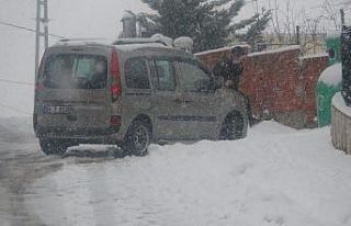 Aracıyla karda kayan sürücüye vatandaştan “kaputa...