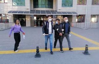 Araçta sızmış halde yakalanan hırsızlık şüphelisi...