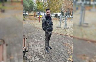 Arızalanan otomobili kurtarıcıya yüklemek isteyen...