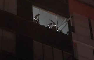 Arnavutköy’de fırtınada balkonun camları uçuşunca...