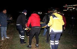 Arpa yüklü tır ters döndü: 2 ağır yaralı