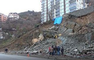 Artvin’de istinat duvarı çöken binada yaşayan...