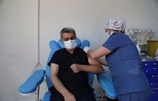 Aşı olan Vali Özkan: "Sırası gelen tüm...
