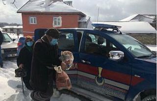 Aşı olmaya gidemeyen yaşlıları jandarma ulaştırdı