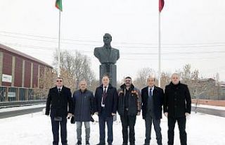 ASİMDER’den Aliyev’in anıtına ziyaret