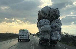 Aşırı yüklü kamyon tehlike saçtı