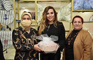 Aslı Hünel ilk kez nakış işledi, ipi kopardı,...