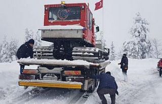 Ateşlenen bebek ile hamile kadın, paletli kar ambulansıyla...