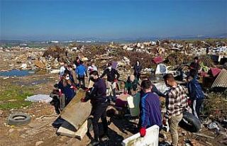 Atık malzemelerden sokak hayvanları için yuva yaptılar