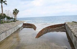 Atık tutucu, çöplerin denize gelmesini engelliyor