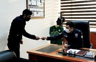 ATM’de unutulan parayı polise teslim etti