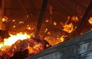 Atölyede çıkan yangında söndürme çalışmaları...