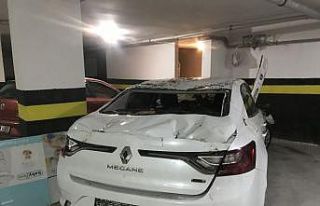 Avcılar’da fırtına çatıdaki kamelyayı uçurdu