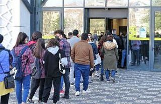 AVM’de uzun kuyruklar oluştu, sosyal mesafe unutuldu