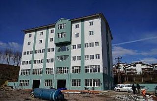 Ayağa kaldırılan atıl vaziyetteki binada ahşap...