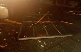 Ayvalık’da hortum yerleşim yerlerinin çatılarını...