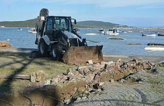 Ayvalık’ta hortum yıktı geçti