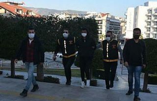 Babasını kalbinden bıçaklayıp öldürmüştü,...
