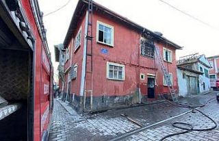 Bacada çıkan yangın eve sıçradı, 2 oda yanarak...