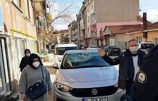 Bacadan kopan parçalar aracın üzerine düştü