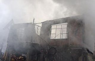 Bafra’da çıkan yangında 2 katlı ev küle döndü