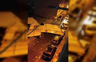 Bağcılar’da uçan çatı evlerin içine girdi:...