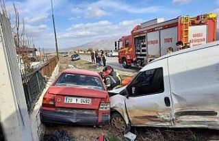 Bahçe duvarına çarpan otomobilde sıkışan 2 kişiyi...