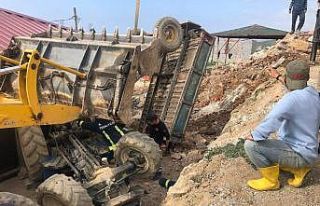 Bahçesinde çalışırken kullandığı traktörün...