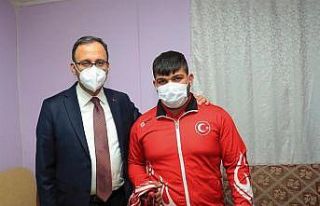 Bakan Kasapoğlu, Milli Halterciyi evinde ziyaret...