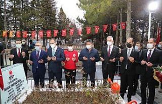 Bakan Kasapoğlu, şehit Astsubay Ömer Halisdemir’in...