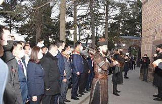 Bakan Kurum, Ertuğrul Gazi Türbesi’nde ’’Saygı...