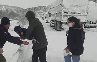 Balıkesir-Bursa yolu ulaşıma kapandı, mahsur kalan...