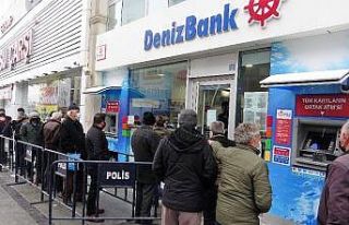 Banka önünde sosyal mesafesiz kuyruk