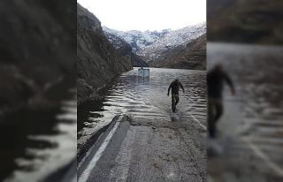 Baraj sularının ortasında kalan sürücüyü güvenlik...