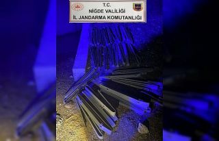 Bariyer parçalarını söküp araca yükleyen 4 kişi...