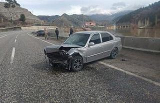 Bariyere çarpan otomobilin sürücüsü yaralandı