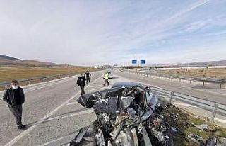 Bariyerin otomobile ok gibi saplandığı kazada 2...