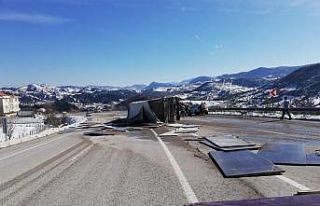 Bartın’da freni patlayan MDF yüklü kamyon devrildi