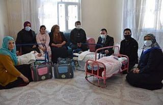 Başkan Beyoğlu’ndan üçüzleri olan aileye bebek...